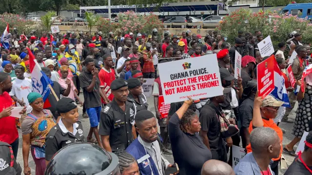 Thousands march against gov’t over recent arrests & prosecutions